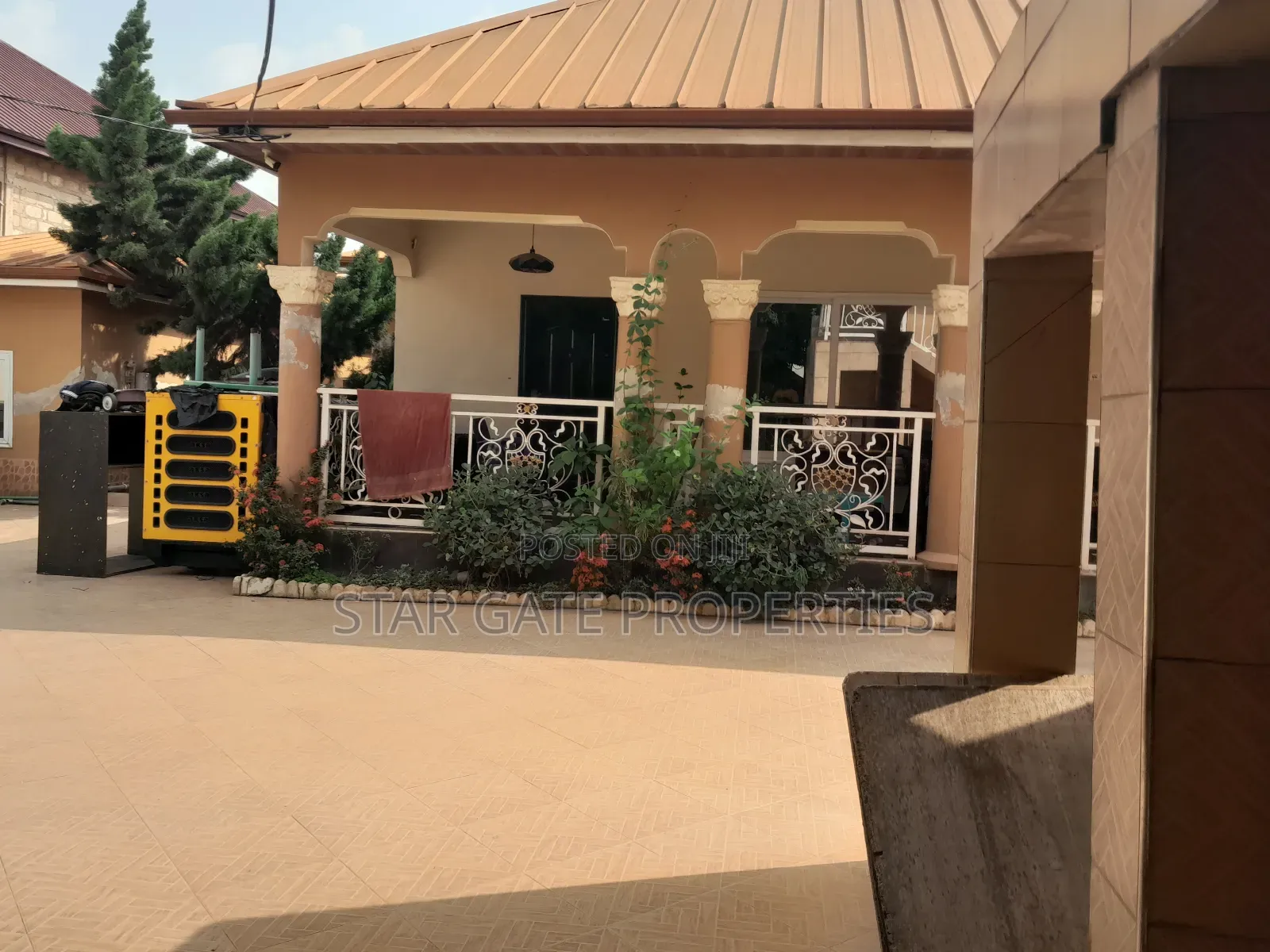 12bdrm House in Feyiase, Kumasi Metropolitan for sale
