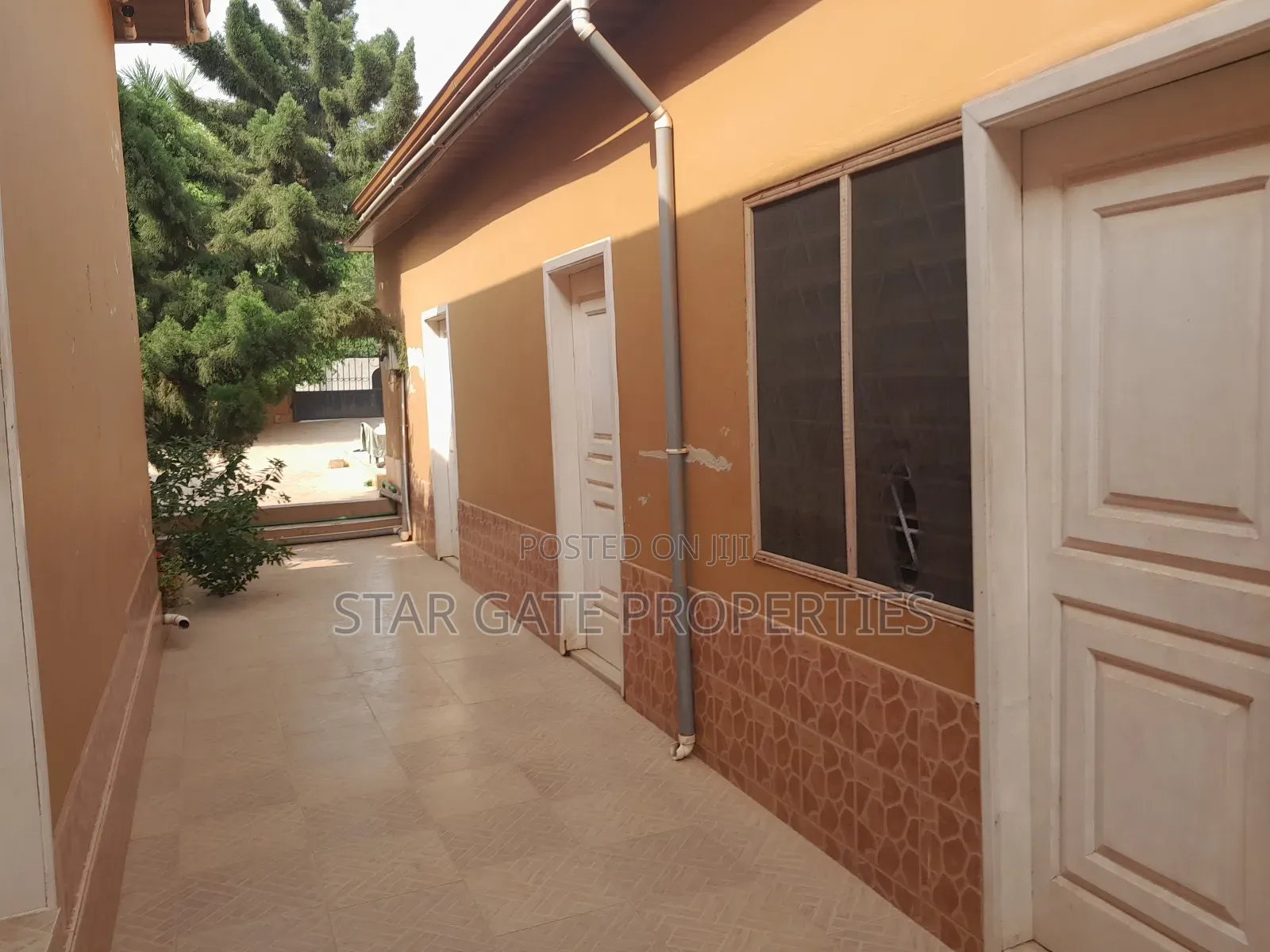 12bdrm House in Feyiase, Kumasi Metropolitan for sale