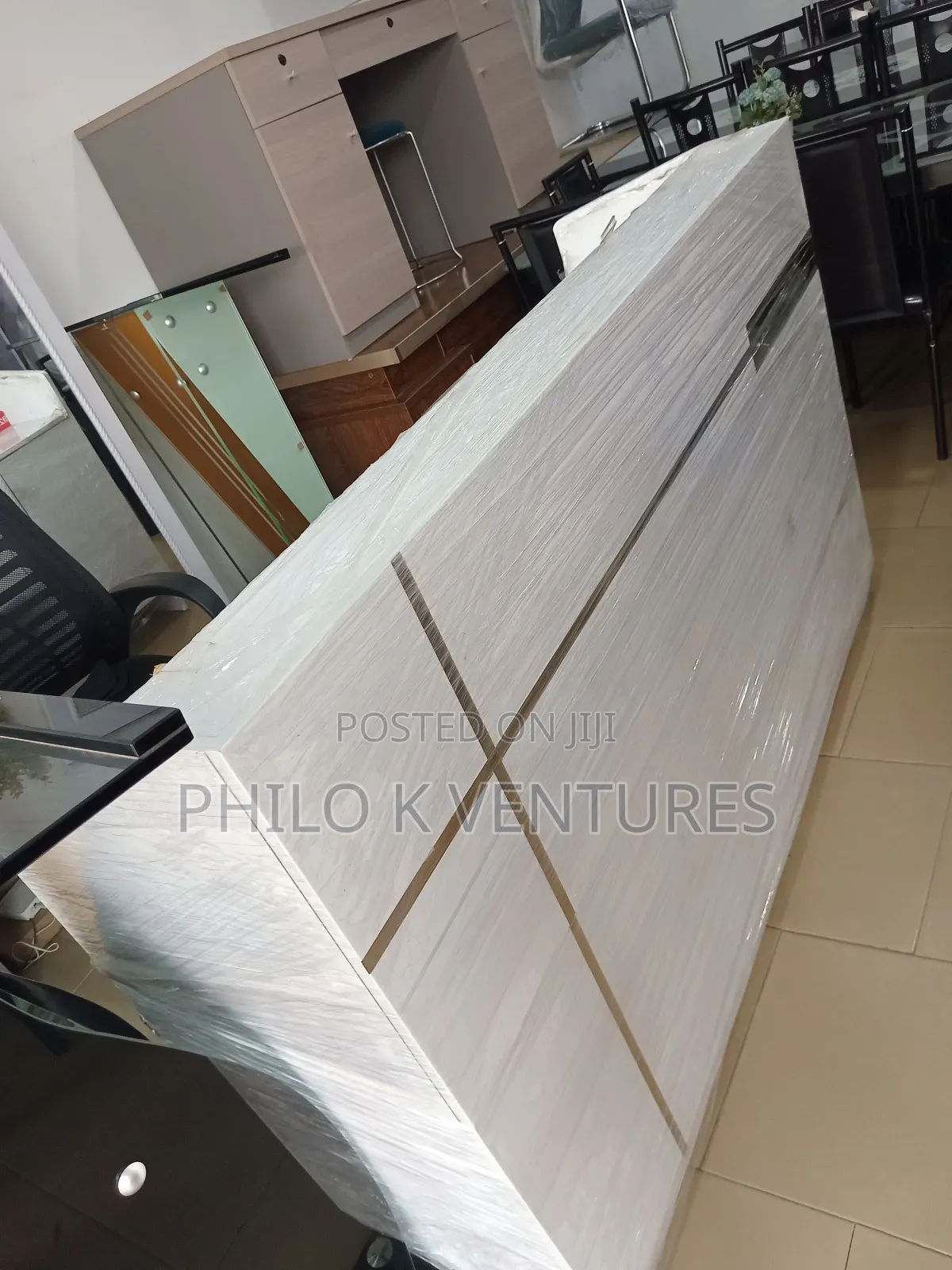 White Choured Executive Front Desk