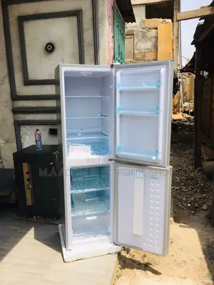 Spacious 196L Fridge W/ Down Freezer-Perfect for Families!