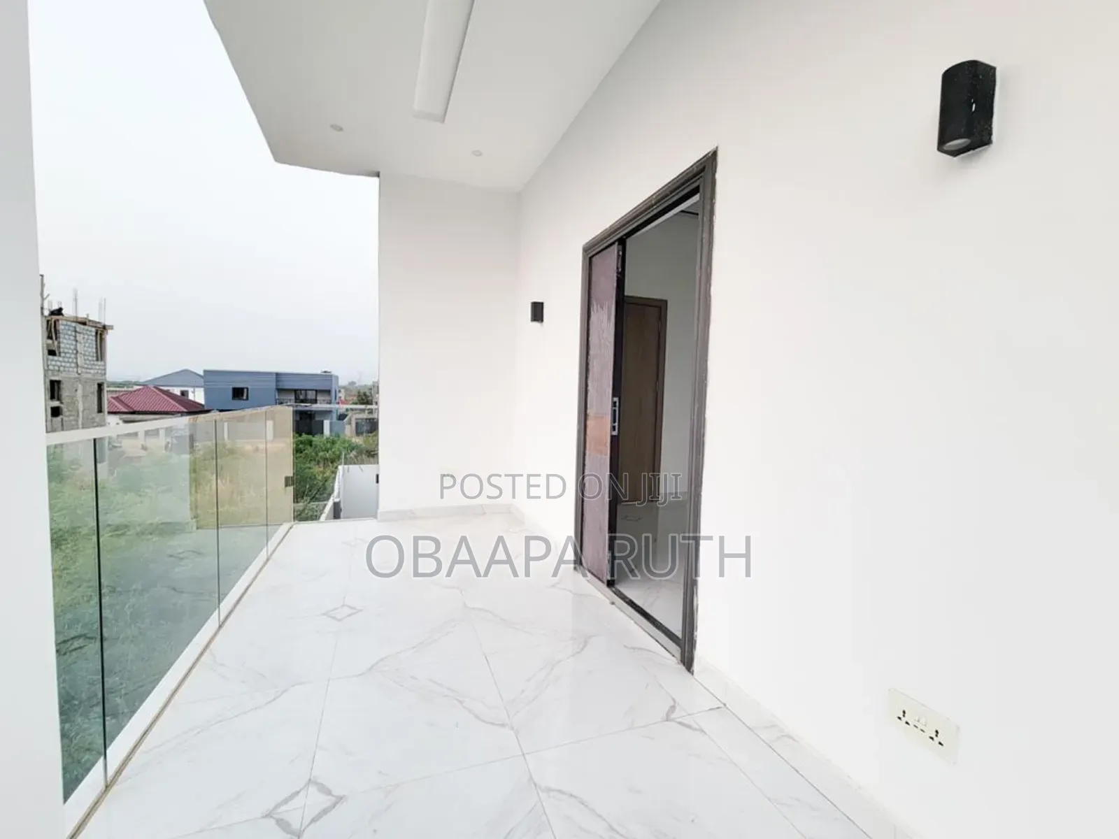 4bdrm Duplex in Lakeside for sale