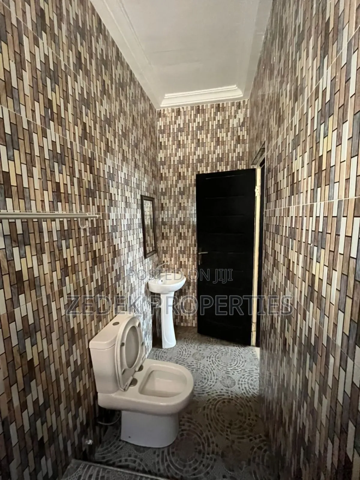2bdrm Mansion in Zedek Properties, Ashomang Estate for rent