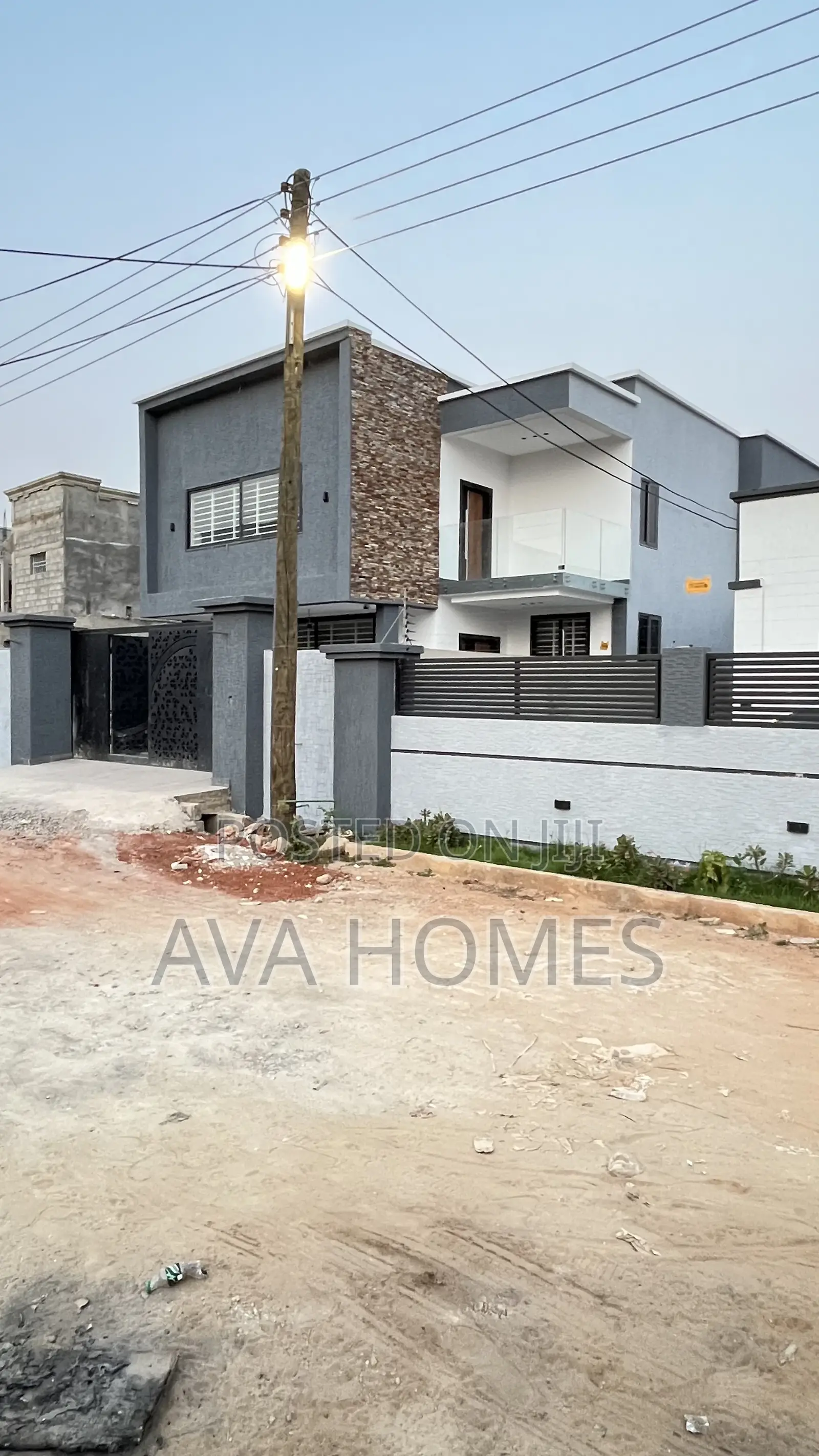 4bdrm Duplex in Lakeside Estate, Ashaley Botwe for sale