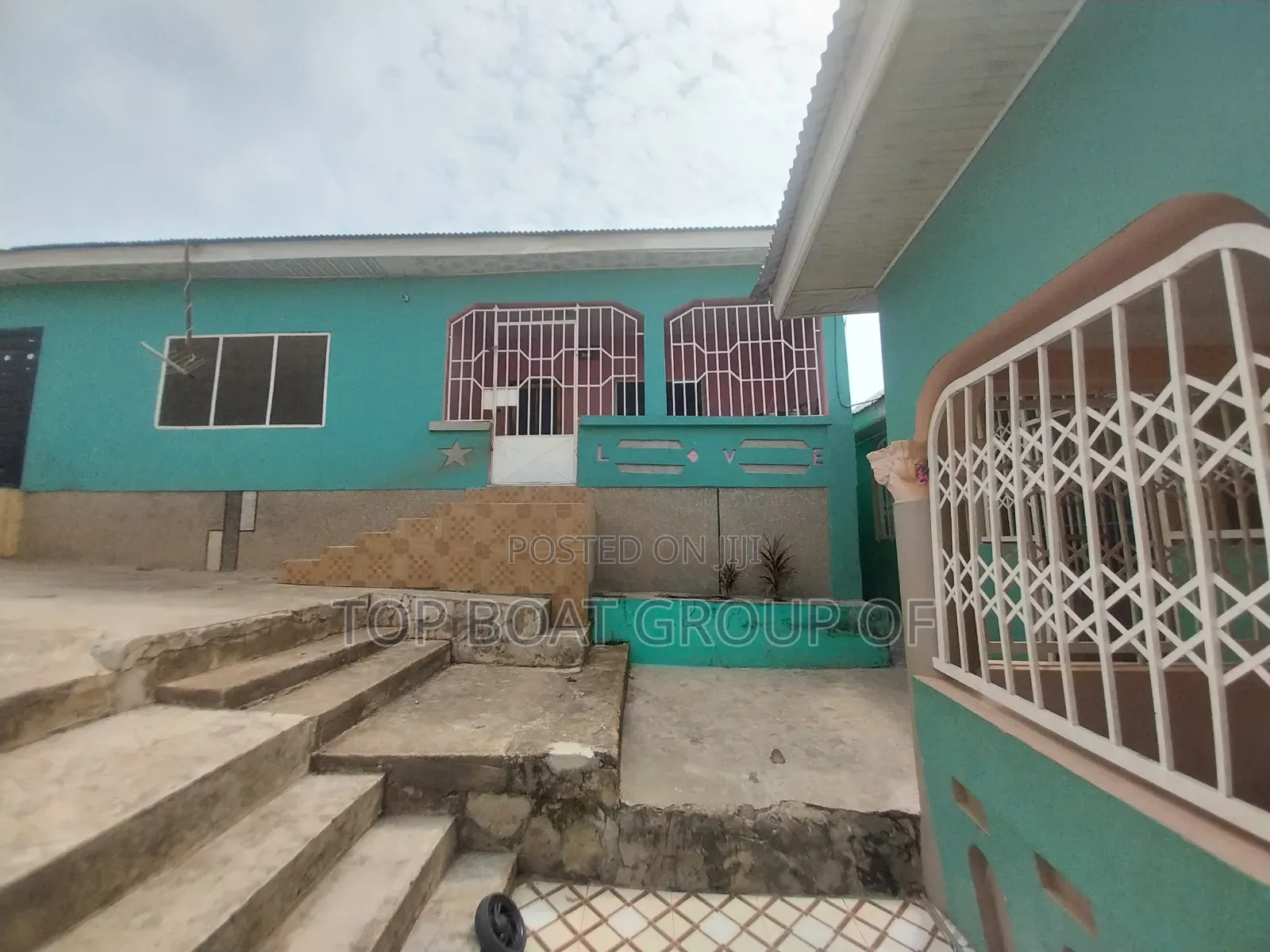 6bdrm House in Top-Boat Estate, Kumasi Metropolitan for sale