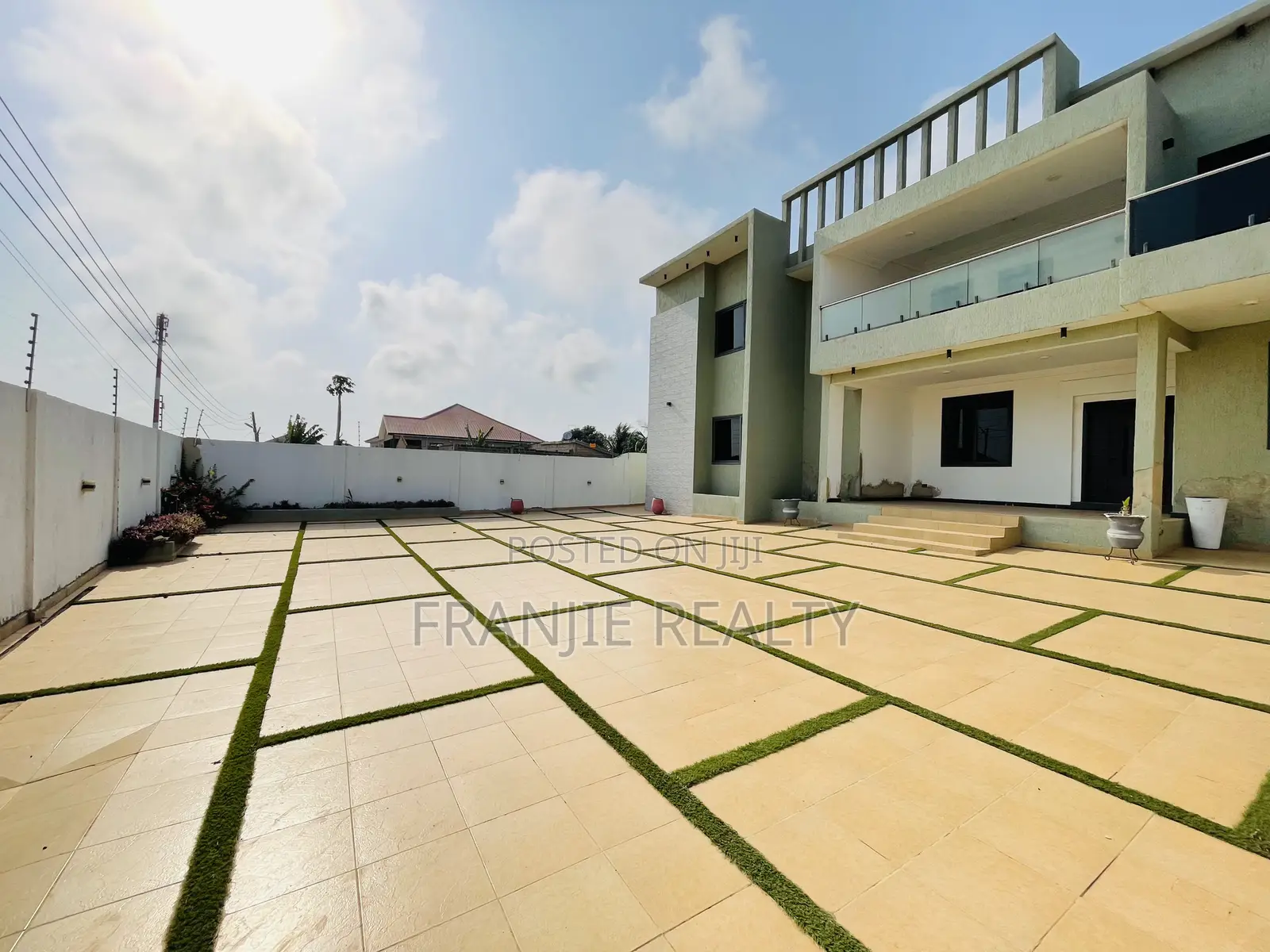 7bdrm House in West Hills Mall Area for sale