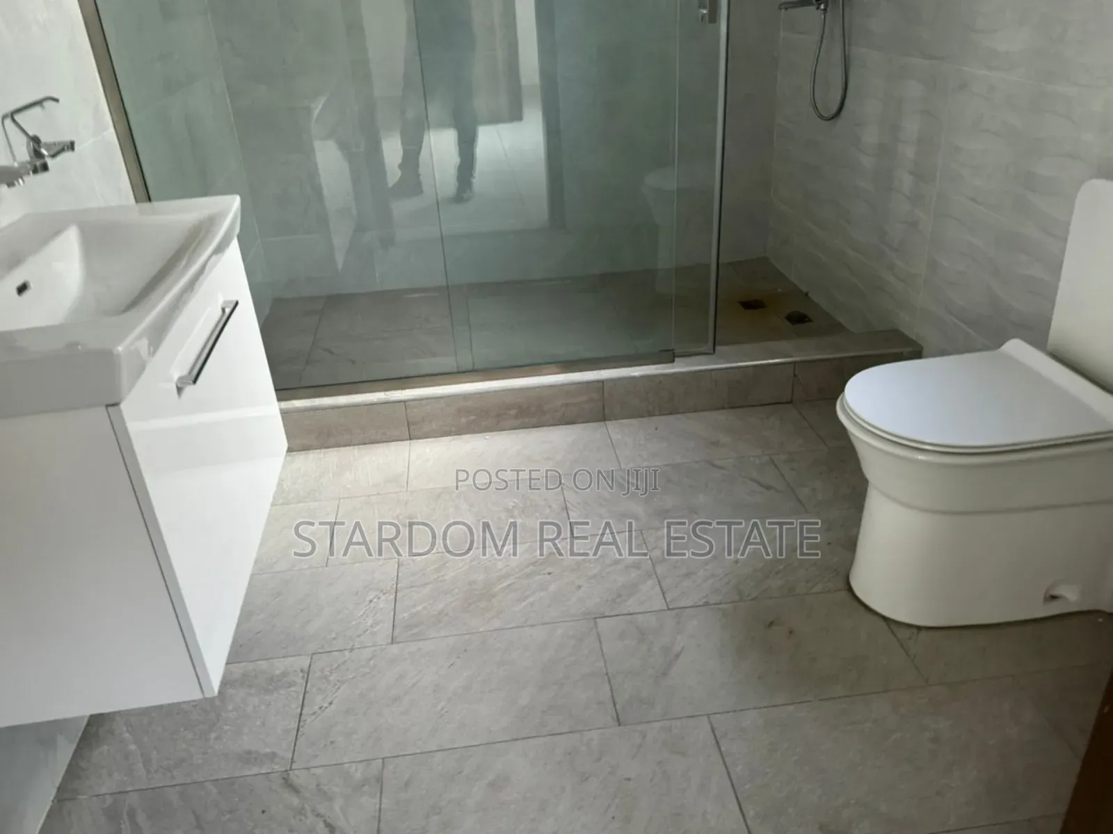 4bdrm Duplex in American House, East Legon for rent