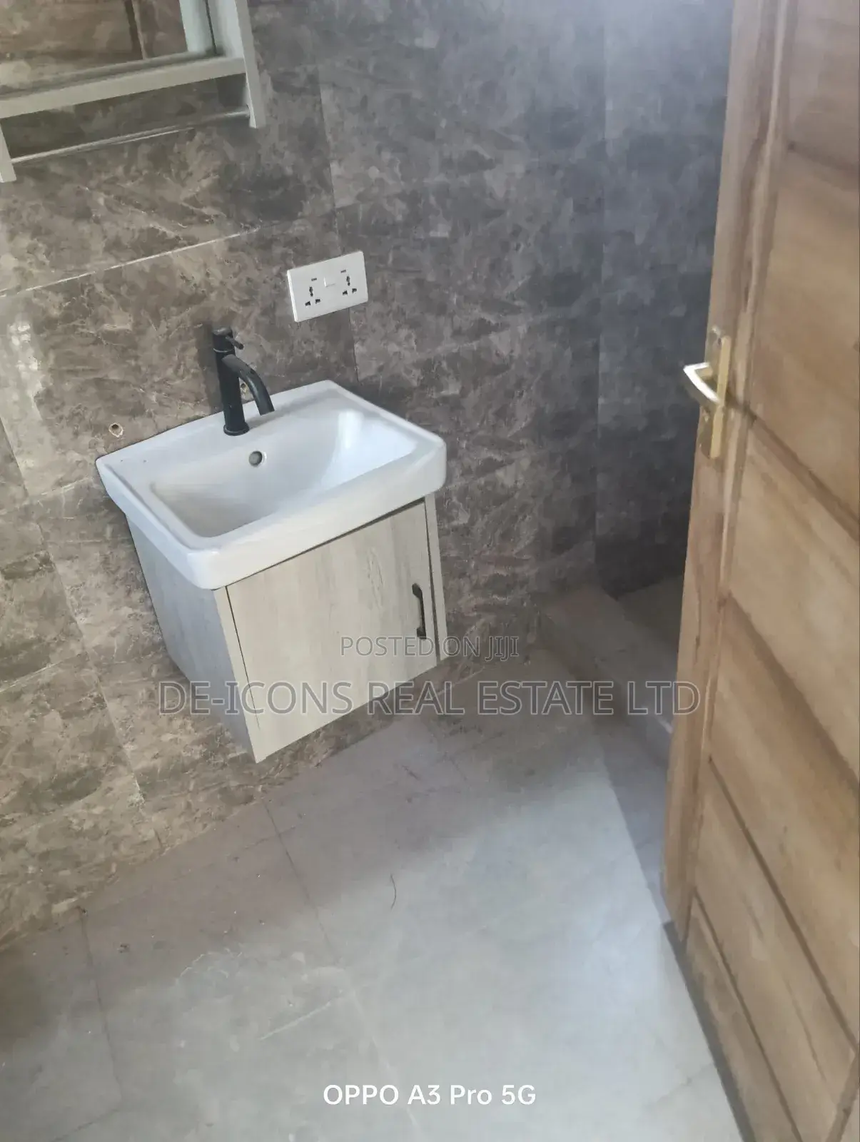 2bdrm Duplex in De-Icons Real Estate, Awutu Senya East Municipal
