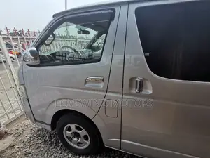 Toyota HiAce 2015 Silver