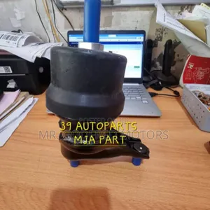 Toyota Camry 2015 Engine Mount Left Down. Original