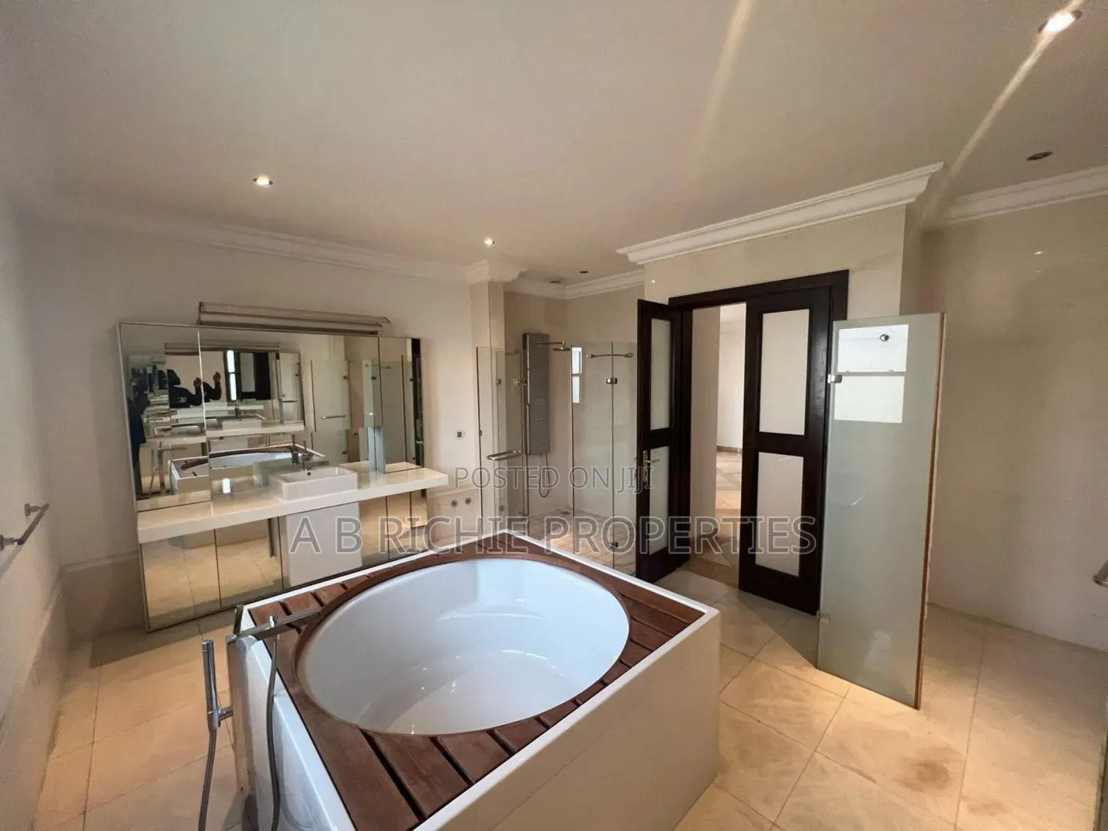5bdrm Mansion in Ab Richie Properties, East Legon for sale