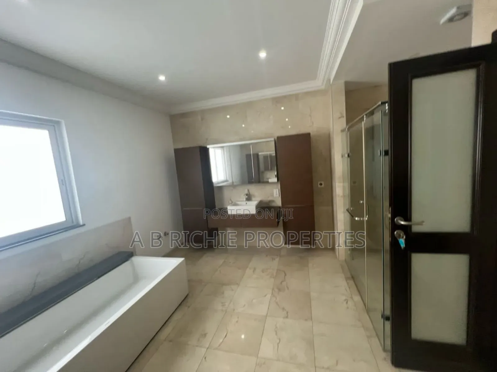 5bdrm Mansion in Ab Richie Properties, East Legon for sale