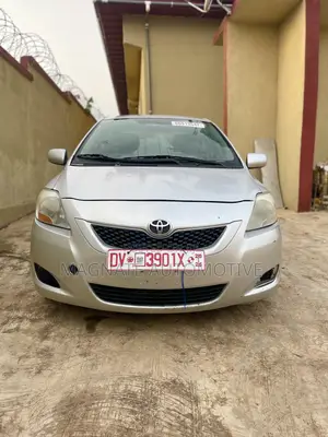 Photo - Toyota Yaris 2012 Silver