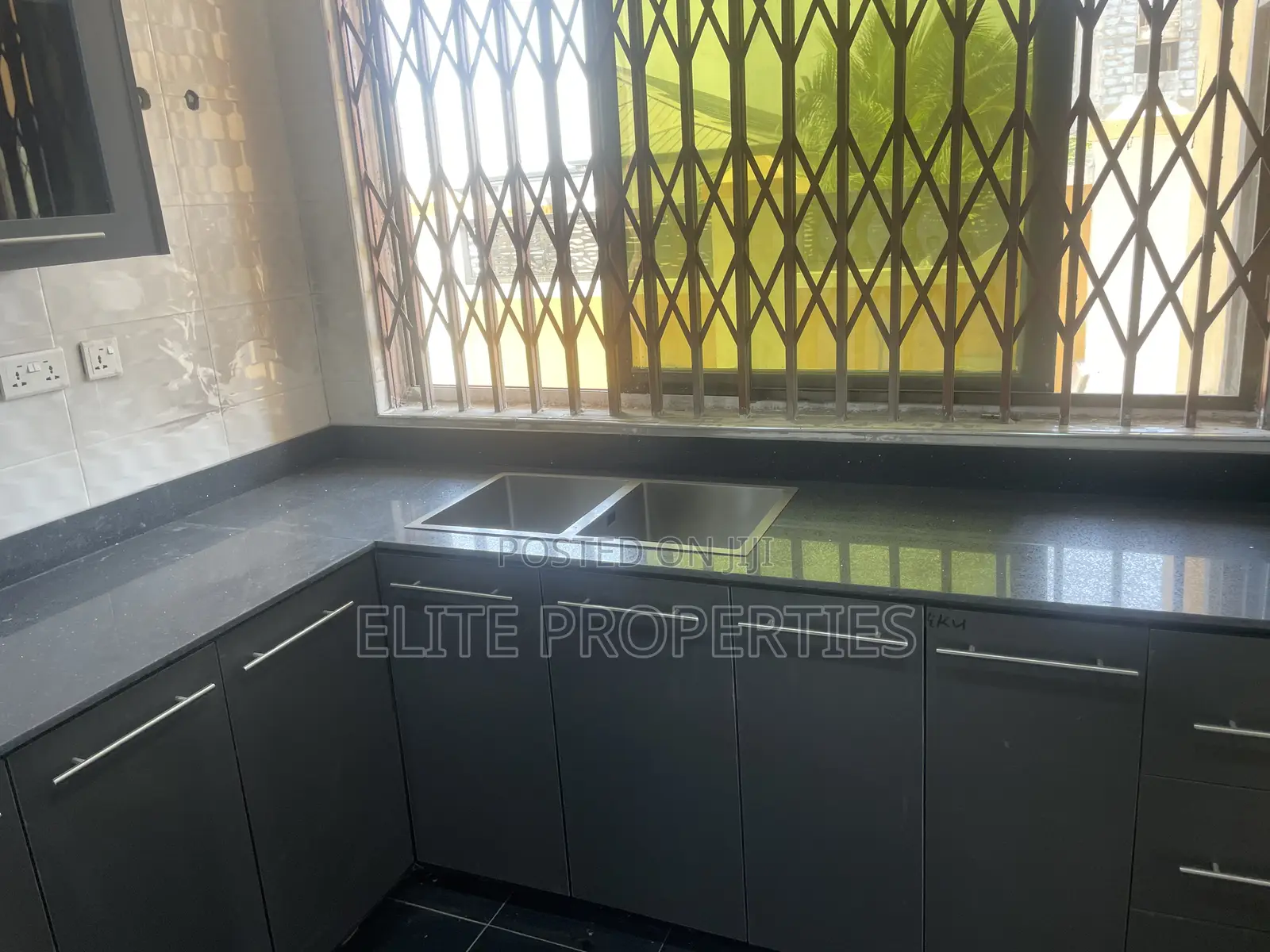 2bdrm Apartment in Community 25 Tema - for rent