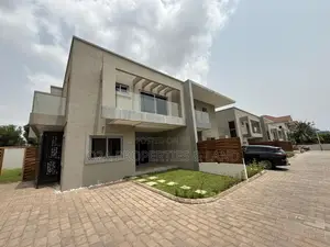 4bdrm Townhouse / Terrace in Cantonment, Acquinas for rent
