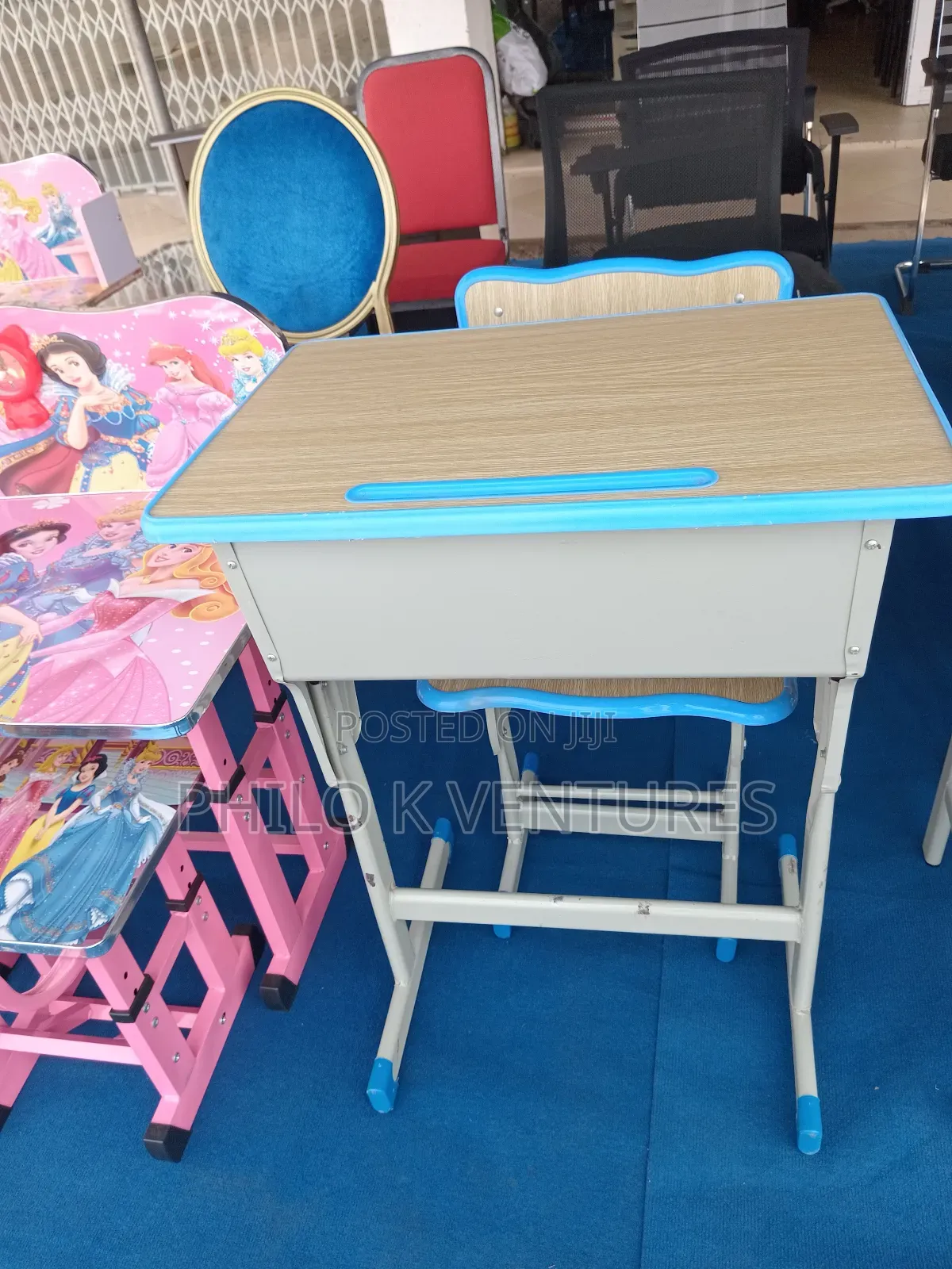 550 Desk With Storage to Keep Books