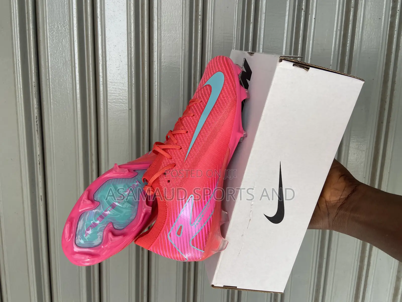 Original Football Boot With Accessoires at Cool Price