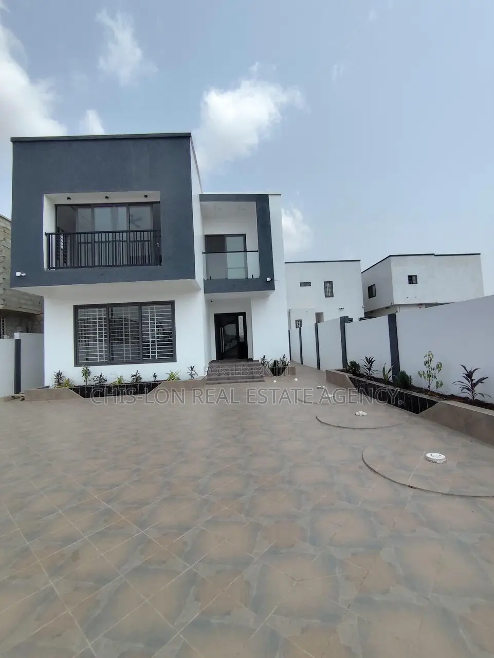 4bdrm Duplex in East Legon for sale
