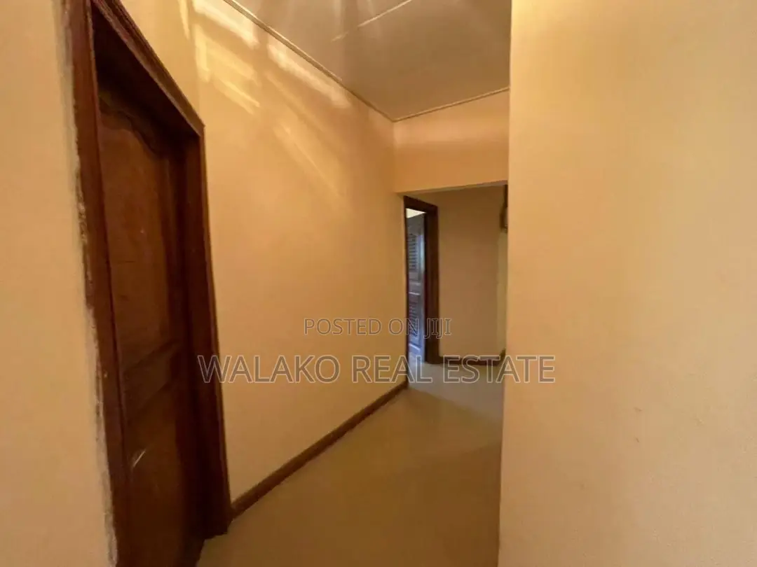 7bdrm Block of Flats in Pokuase for sale