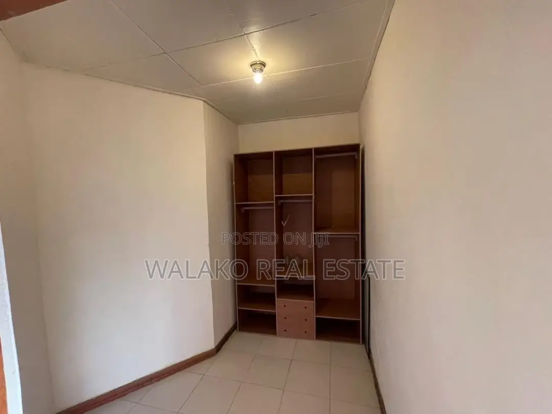 7bdrm Block of Flats in Pokuase for sale