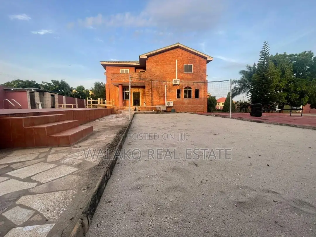 7bdrm Block of Flats in Pokuase for sale