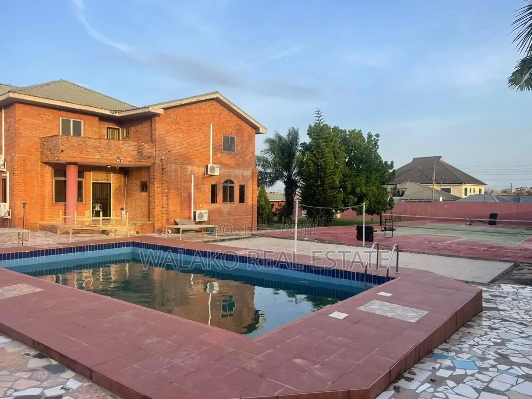 7bdrm Block of Flats in Pokuase for sale