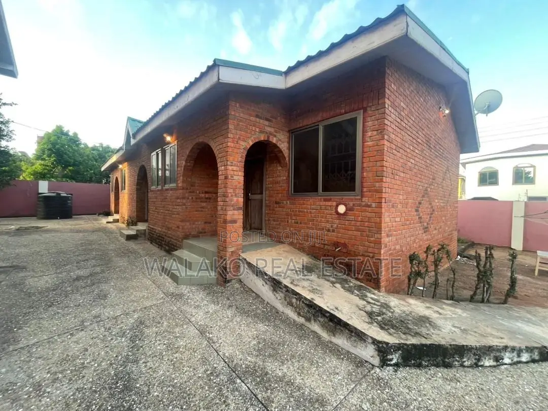 7bdrm Block of Flats in Pokuase for sale