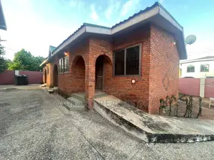 7bdrm Block of Flats in Pokuase for sale