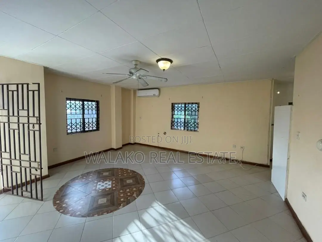 7bdrm Block of Flats in Pokuase for sale