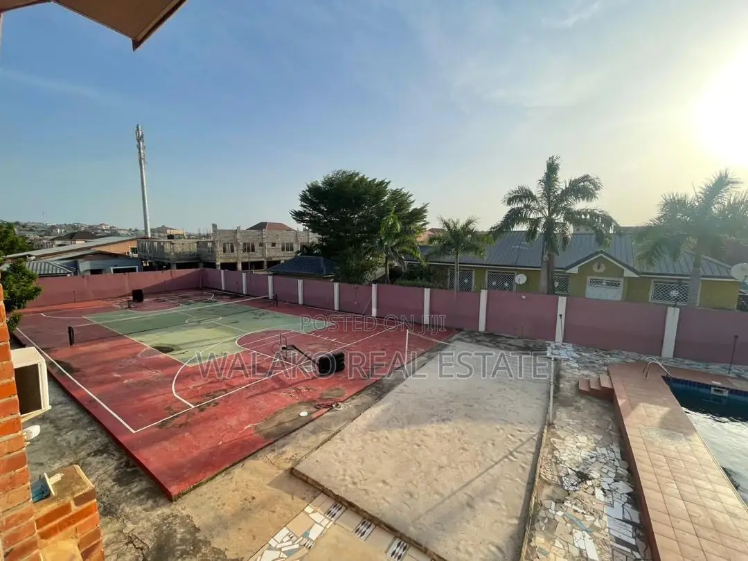 7bdrm Block of Flats in Pokuase for sale