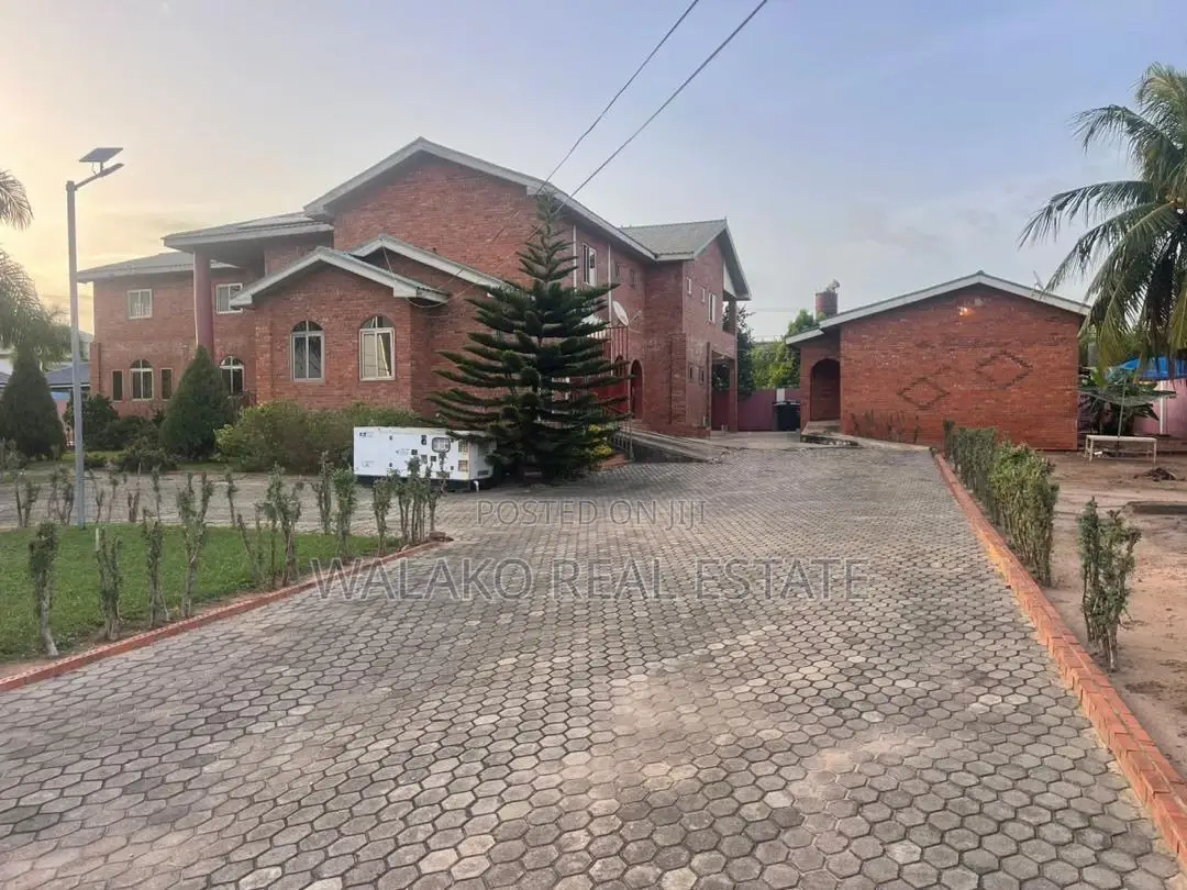 7bdrm Block of Flats in Pokuase for sale