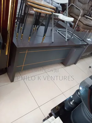 Wooden Manager Table at Affordable Price