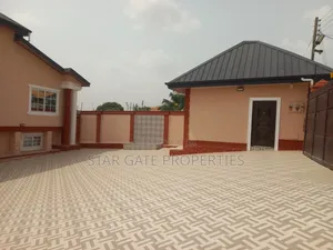8bdrm House in Atonsu Esereso, Kumasi Metropolitan for sale