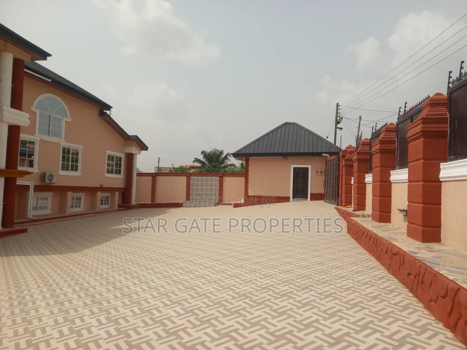 8bdrm House in Atonsu Esereso, Kumasi Metropolitan for sale