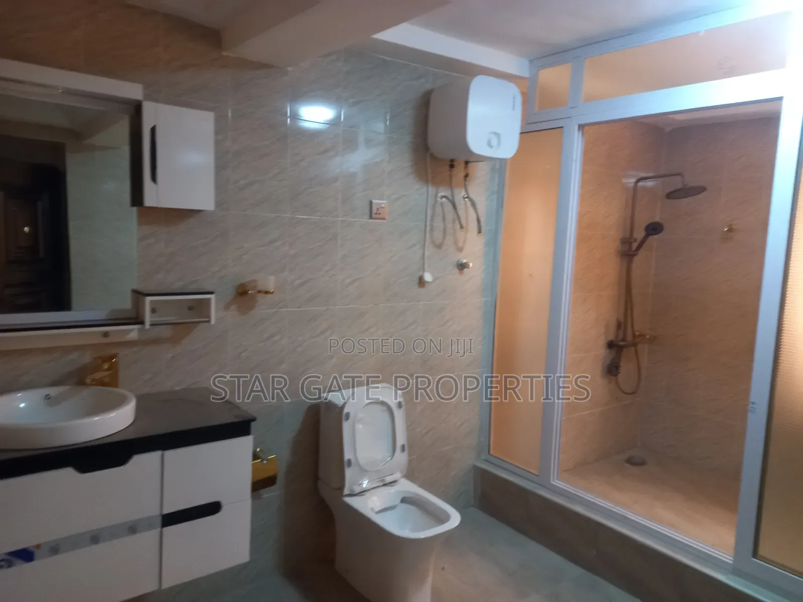 8bdrm House in Atonsu Esereso, Kumasi Metropolitan for sale