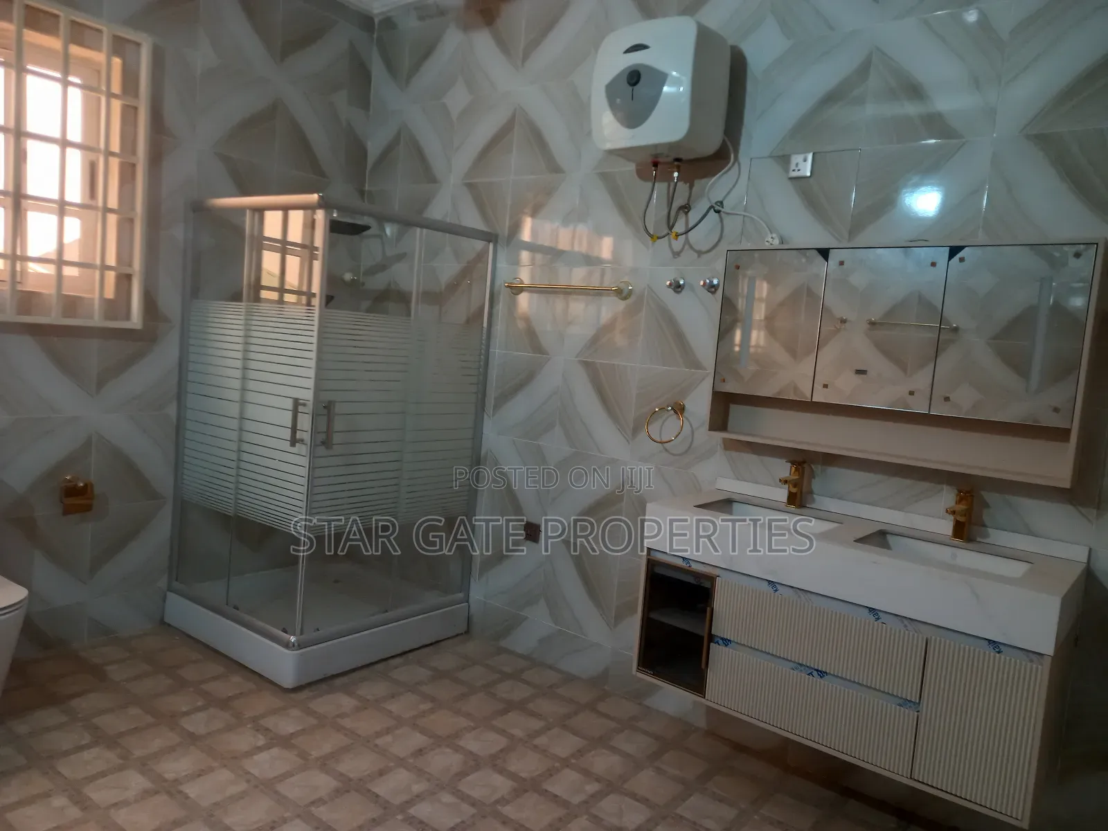 8bdrm House in Atonsu Esereso, Kumasi Metropolitan for sale