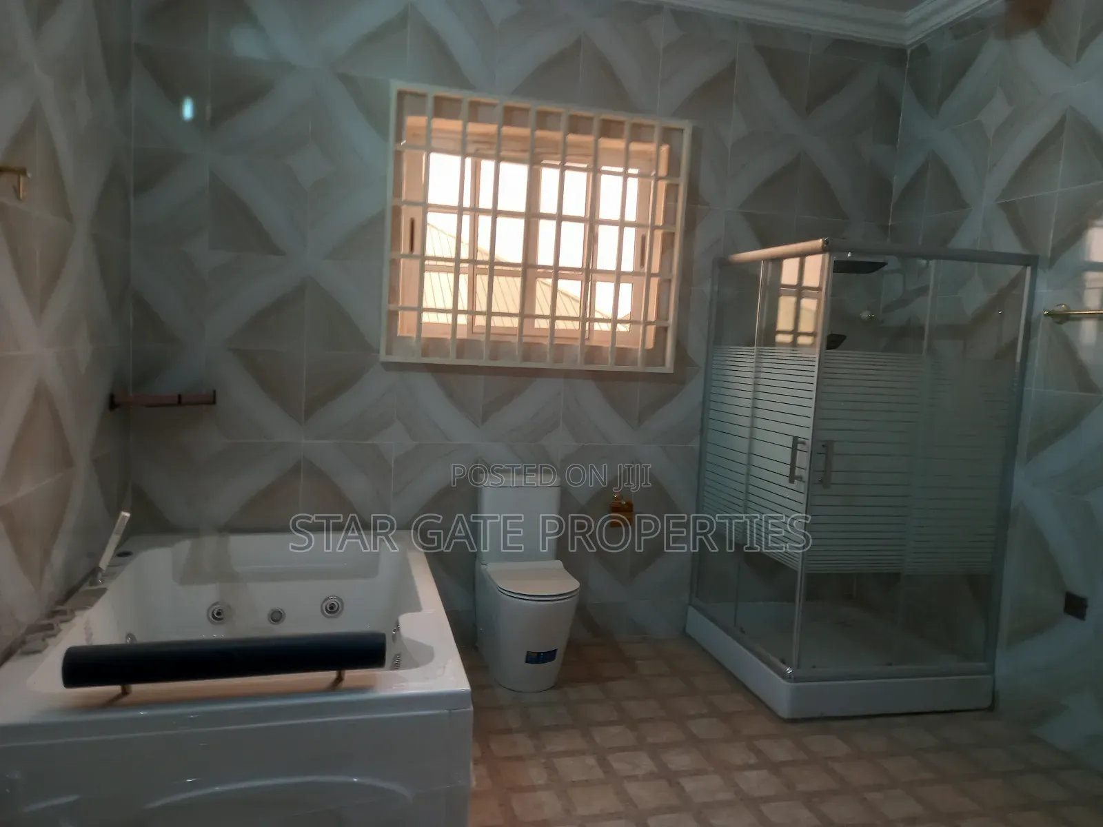8bdrm House in Atonsu Esereso, Kumasi Metropolitan for sale