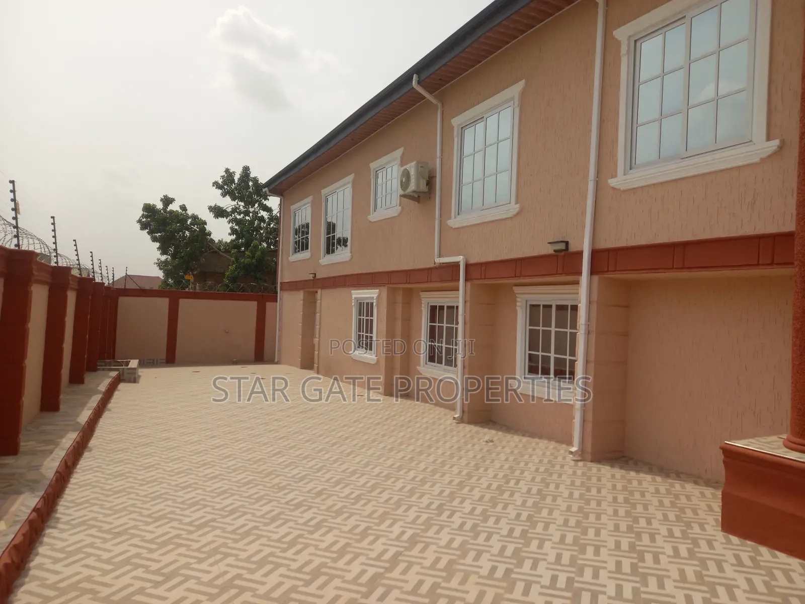 8bdrm House in Atonsu Esereso, Kumasi Metropolitan for sale