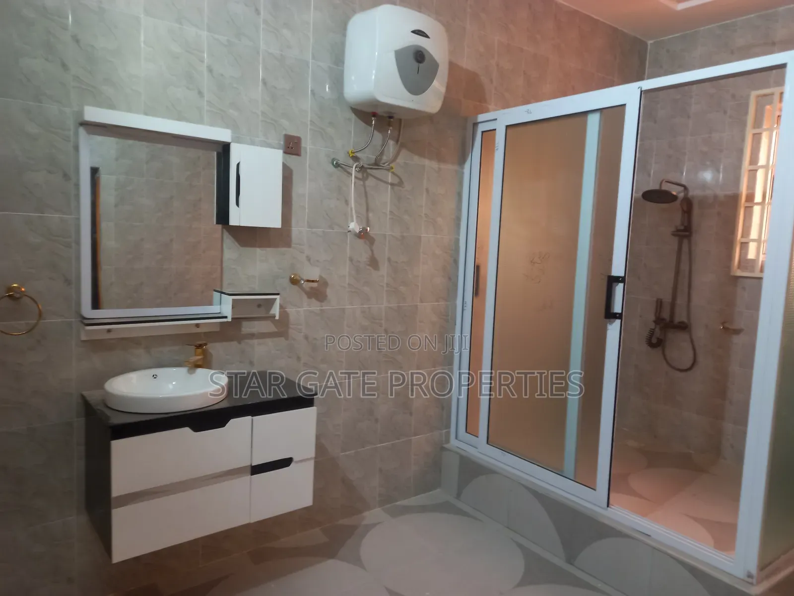 8bdrm House in Atonsu Esereso, Kumasi Metropolitan for sale
