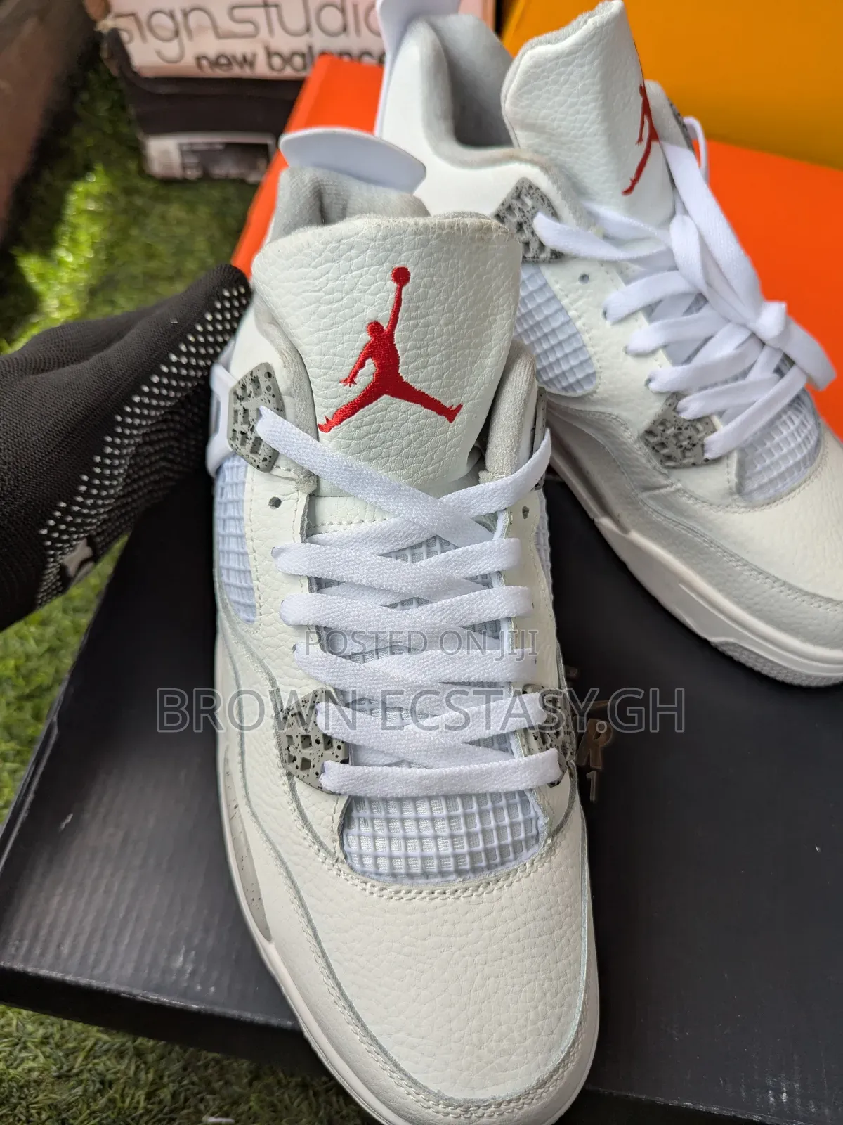 Jordan 4 Retro Sneaker (White and Ash)