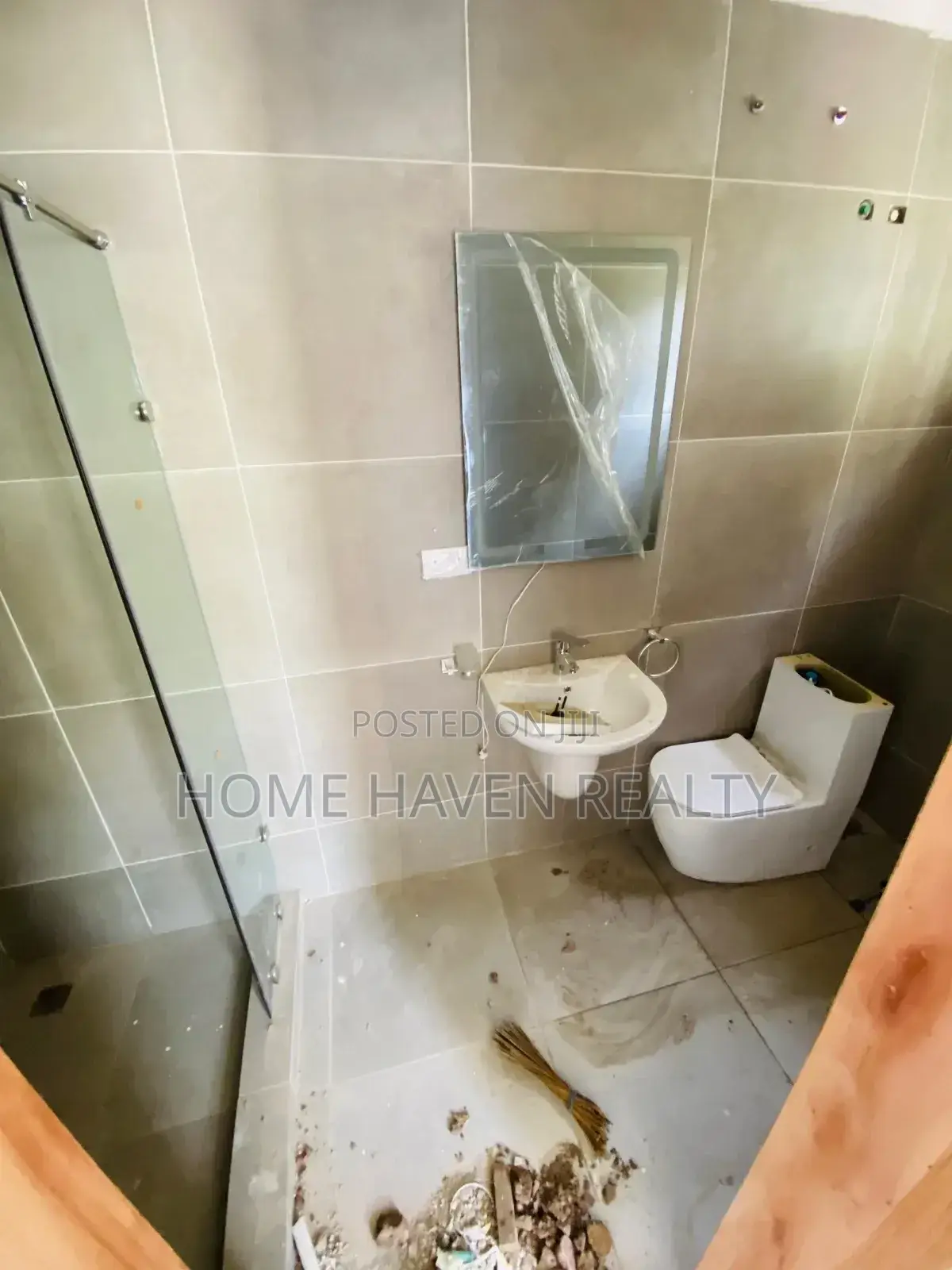 4bdrm Townhouse / Terrace in Dzorwulu for rent