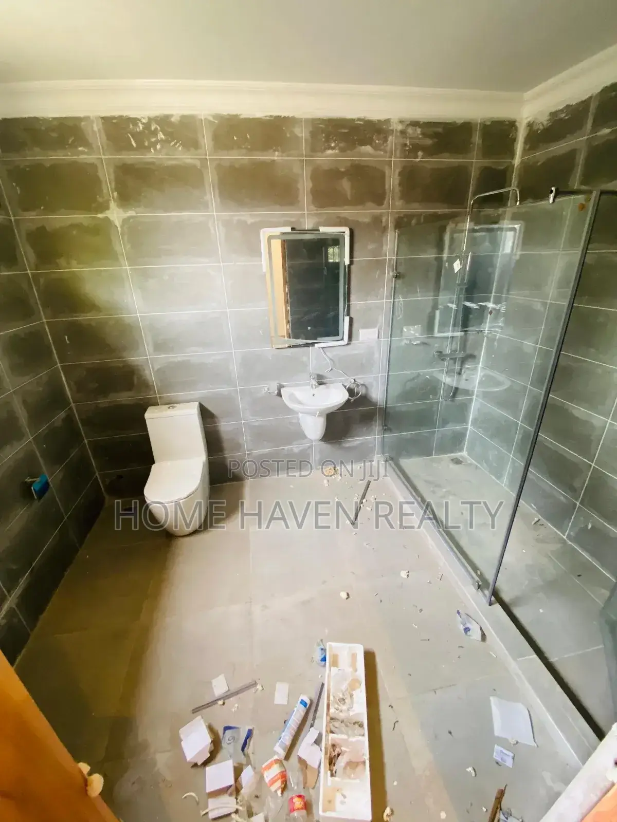 4bdrm Townhouse / Terrace in Dzorwulu for rent