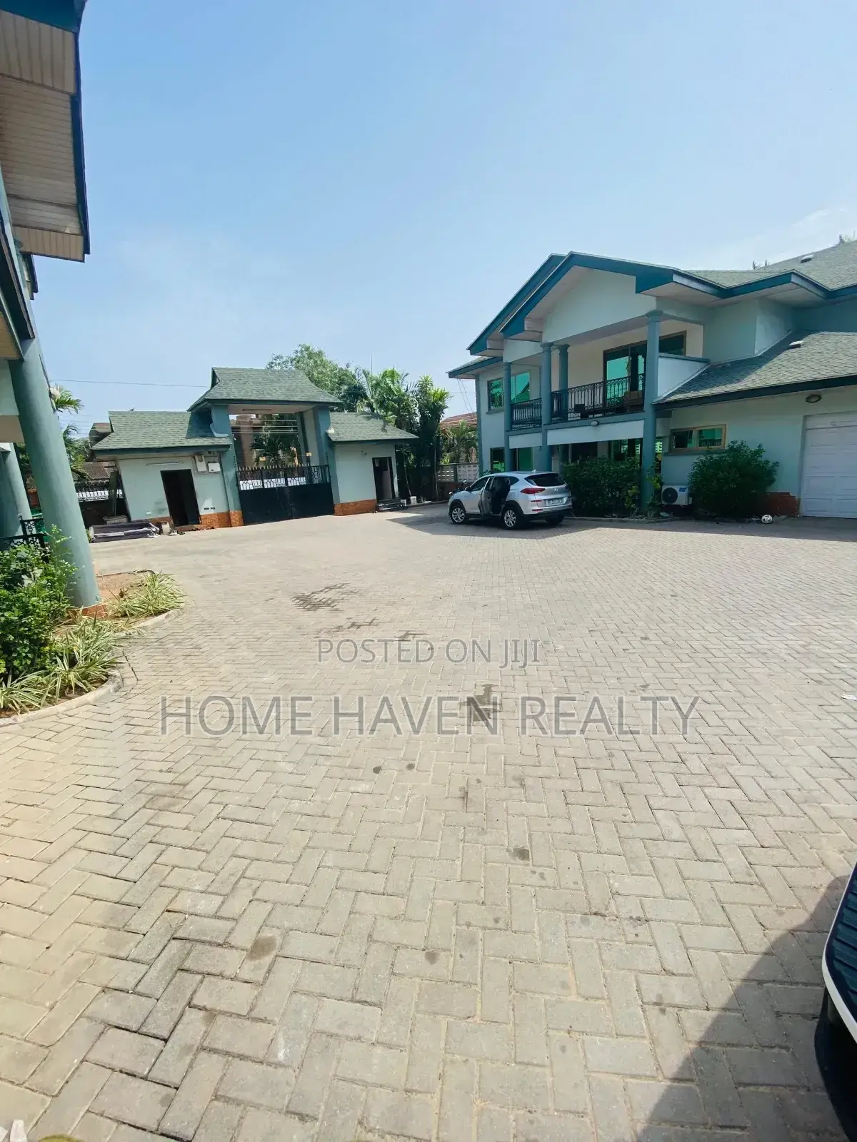 4bdrm Townhouse / Terrace in Dzorwulu for rent