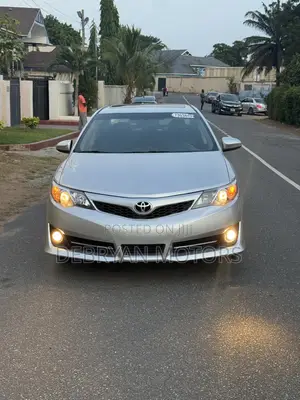 Toyota Camry SE 4dr Sedan w/Prod. End 11/13 (2.5L 4cyl 6A) 2014 Silver