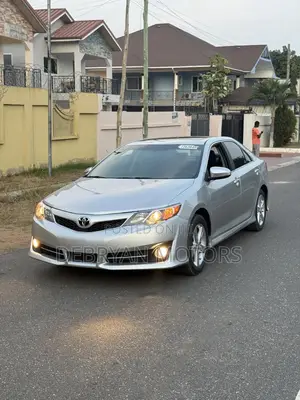 Toyota Camry SE 4dr Sedan w/Prod. End 11/13 (2.5L 4cyl 6A) 2014 Silver