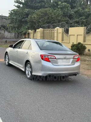 Toyota Camry SE 4dr Sedan w/Prod. End 11/13 (2.5L 4cyl 6A) 2014 Silver