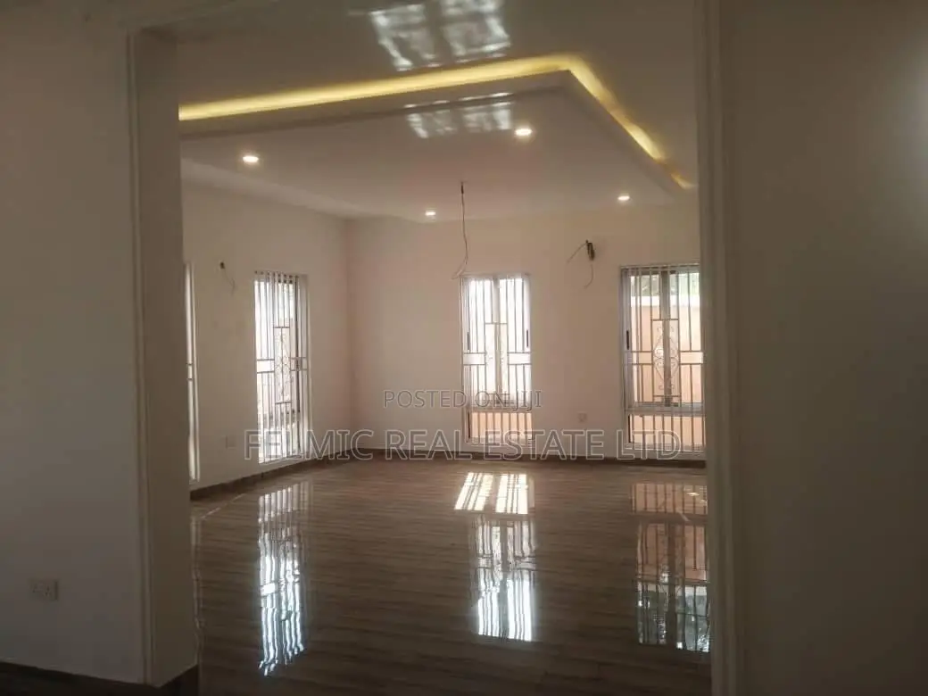 5bdrm Mansion in Felmic Real Estate, Tema Metropolitan for sale