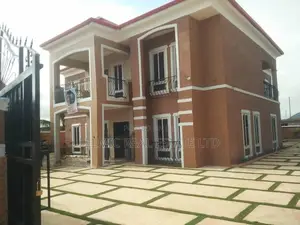 5bdrm Mansion in Felmic Real Estate, Tema Metropolitan for sale