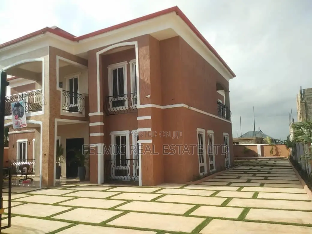 5bdrm Mansion in Felmic Real Estate, Tema Metropolitan for sale