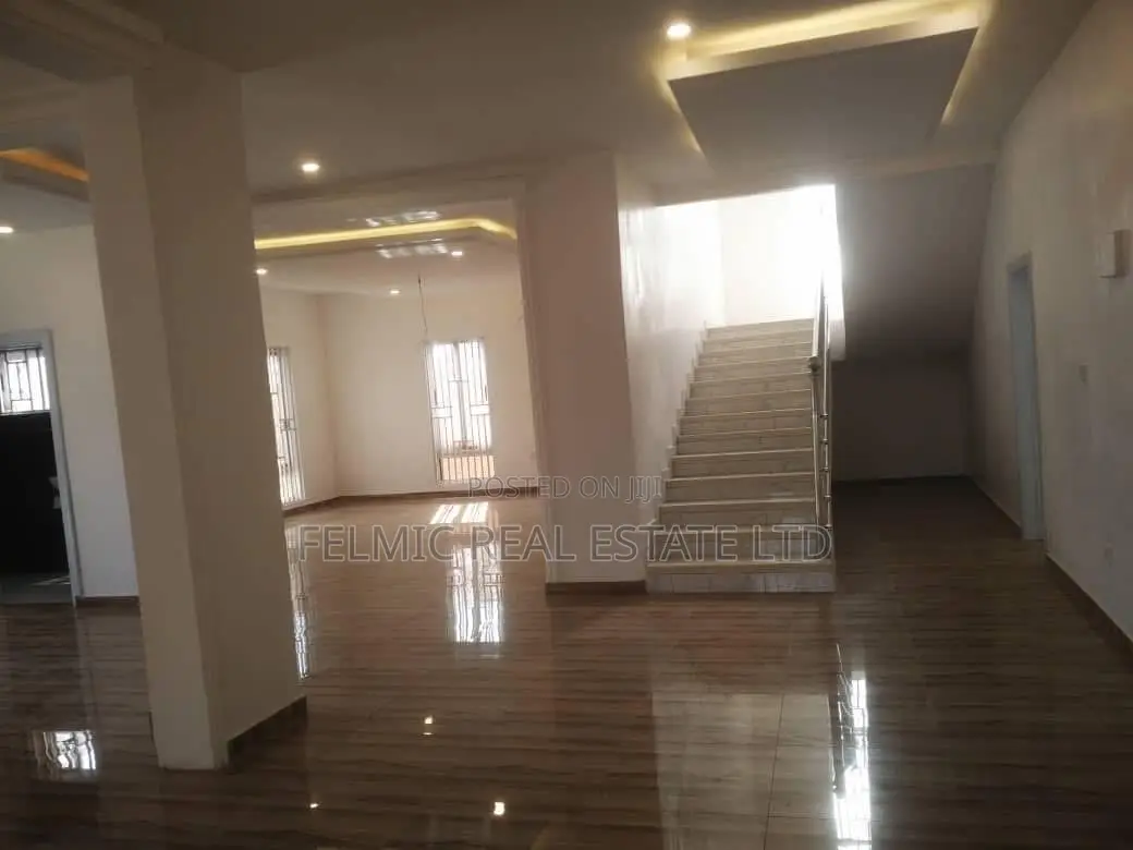 5bdrm Mansion in Felmic Real Estate, Tema Metropolitan for sale