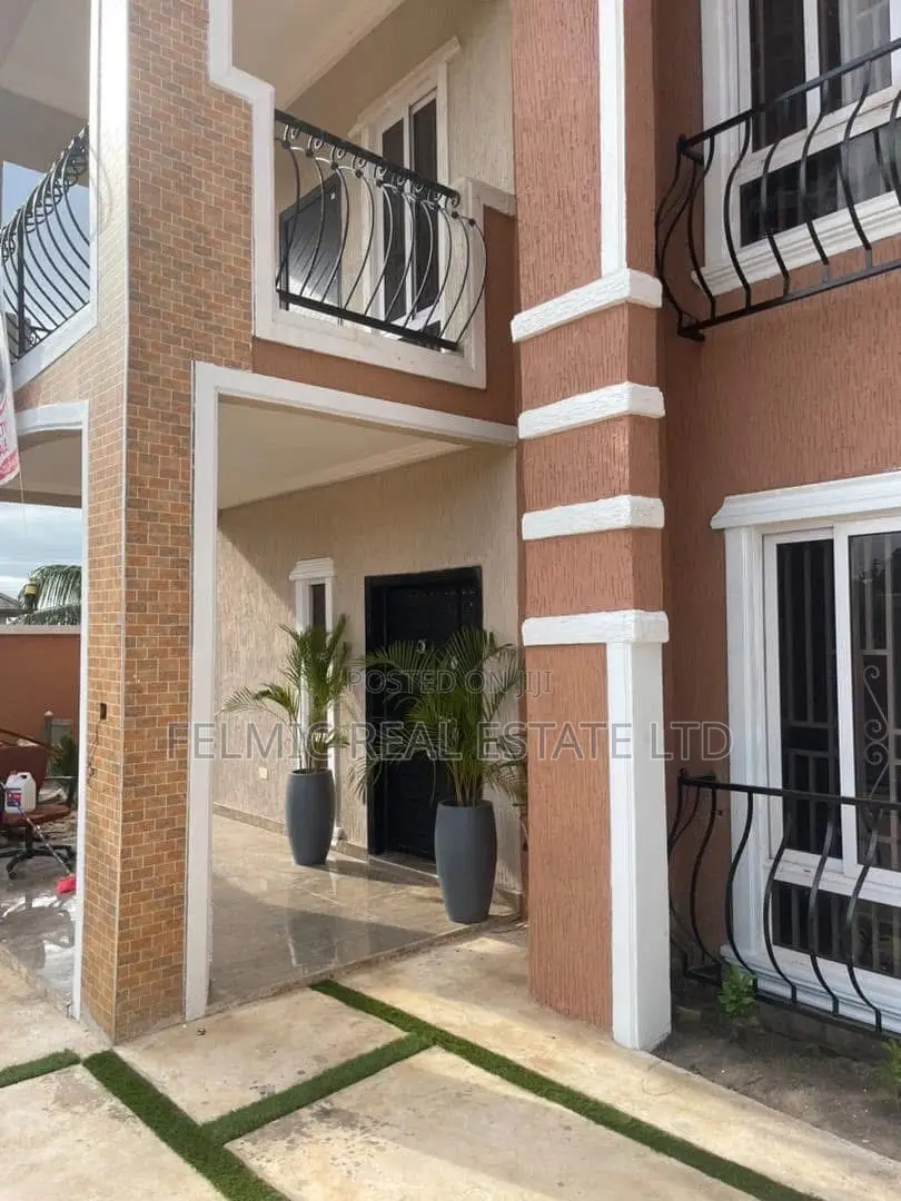 5bdrm Mansion in Felmic Real Estate, Tema Metropolitan for sale